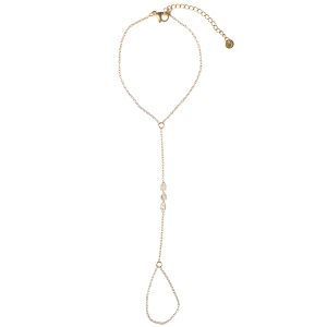 Bracelet composé d'une chaîne en acier doré ornée de trois cristaux sertis griffes et d'une bague chaîne. Fermoir mousqueton avec 3 cm de rallonge.