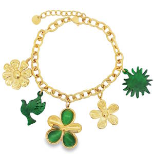 Arborez un style éclatant avec ce charmant bracelet en acier doré. Agrémenté de breloques florales et d'un motif d'oiseau, il capture l'essence d'une élégance joyeuse. Un accessoire parfait pour ajouter une touche de fantaisie à votre quotidien. Fermoir mousqueton avec 3 cm de rallonge.