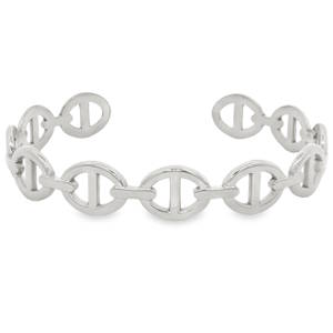 Rehaussez votre style avec ce bracelet jonc en acier argenté. Sa conception unique, inspirée des grains de café, offre une touche à la fois classique et moderne. Parfait pour compléter une tenue élégante ou apporter une note sophistiquée à un look décontracté.