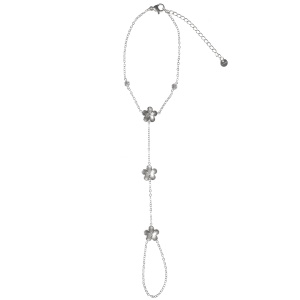 Bracelet composé d'une chaîne ornée de fleurs en acier argenté, de strass serti clos et d'une bague chaîne. Fermoir mousqueton avec 3 cm de rallonge.