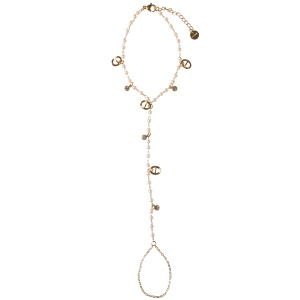 Bracelet composé d'une chaîne en acier doré ornée de perles, de grains de café et de strass serti clos et d'une bague chaîne. Fermoir mousqueton avec 3 cm de rallonge.