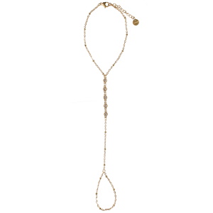 Bracelet composé d'une chaîne en acier doré ornée de strass serti clos et d'une bague chaîne. Fermoir mousqueton avec 3 cm de rallonge.