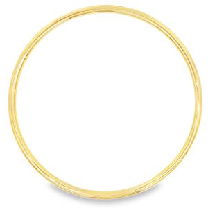 Rehaussez votre style avec cet élégant bracelet jonc en acier doré. Sa simplicité raffinée en fait un accessoire polyvalent, parfait pour ajouter une touche de luxe discret à votre tenue quotidienne ou compléter une parure sophistiquée pour une occasion spéciale. Un bijou intemporel qui apportera éclat et élégance à votre poignet.