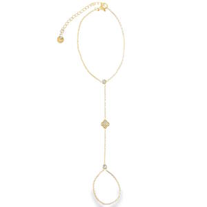 Sublimez votre gestuelle avec ce bracelet de main raffiné en acier inoxydable doré. Alliant la finesse d'une chaîne maille forçat à l'élégance d'un motif trèfle serti de cristaux, ce bijou habille délicatement le dos de la main jusqu'au doigt. Le bracelet de main est l'accessoire tendance pour celles qui recherchent un bijou original qui sort de l'ordinaire. Ce modèle particulier se distingue par sa légèreté et ses détails brillants qui captent la lumière à chaque mouvement de la main. Il se porte aussi bien seul pour un look minimaliste qu'en accumulation avec d'autres bagues dorées.