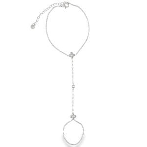 Apportez une touche de grâce et de féminité à votre poignet avec ce magnifique bracelet de main en acier argenté. Ce bijou iconique, qui relie le poignet à l'index ou au majeur, habille le dos de la main avec une finesse incomparable. Deux délicates fleurs à quatre pétales, serties en leur centre d'un petit cristal scintillant, structurent le bijou. Doté d'une chaînette d'extension (5 cm) au niveau du poignet, il s'adapte parfaitement à toutes les morphologies pour un maintien optimal.