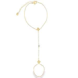 Apportez une touche de grâce et de féminité à votre poignet avec ce magnifique bracelet de main en acier doré. Ce bijou iconique, qui relie le poignet à l'index ou au majeur, habille le dos de la main avec une finesse incomparable. Deux délicates fleurs à quatre pétales, serties en leur centre d'un petit cristal scintillant, structurent le bijou. Doté d'une chaînette d'extension (5 cm) au niveau du poignet, il s'adapte parfaitement à toutes les morphologies pour un maintien optimal.