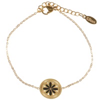 Bracelet avec une pastille au motif de fleur en acier doré et émail de couleur noire. Fermoir mousqueton avec rallonge de 3 cm.