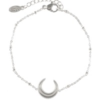 Bracelet composé d'une chaîne et d'un croissant en acier argenté. Fermoir mousqueton avec une rallonge de 3 cm.