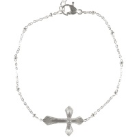 Bracelet composé d'une chaîne et d'une croix aux motifs en relief en acier argenté. Fermoir mousqueton avec une rallonge de 3 cm.