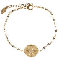 Bracelet composé d'une chaîne et d'une pastille avec motif gravé d'étoile en acier doré. Fermoir mousqueton avec 3 cm de rallonge.