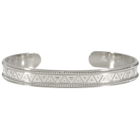 Bracelet jonc ouvert et rigide avec motifs en acier 316L argenté.