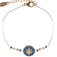 Bracelet composé d'une chaîne en acier doré, des perles de couleurs et une pastille ronde avec le motif d'étoile en acier doré pavée d'émail de couleur bleue. Fermoir mousqueton avec 3 cm de rallonge.