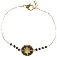 Bracelet composé d'une chaîne en acier doré, des perles de couleur noire et une pastille ronde avec le motif d'étoile en acier doré pavée d'émail de couleur noire. Fermoir mousqueton avec 3 cm de rallonge.
