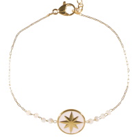 Bracelet composé d'une chaîne en acier doré, des perles de couleur blanche et une pastille ronde avec le motif d'étoile en acier doré pavée d'émail de couleur blanche. Fermoir mousqueton avec 3 cm de rallonge.
