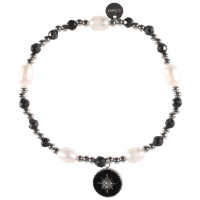 Bracelet élastique composé de perles en acier argenté et perles en pierres de couleur et en nacre et un pendant rond pavé d'émail surmonté d'une étoile en acier argenté sertie clos d'un cristal.