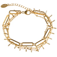 Bracelet triple rangs composé d'une chaîne en acier doré, une chaîne avec pampilles en acier doré et une chaîne en acier doré surmontée de perles en pierre de couleur blanche. Fermoir mousqueton avec 3 cm de rallonge.