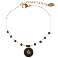 Bracelet composé d'une chaîne en acier doré surmontée de perles de couleur noire et d'un pendant rond pavé d'émail de couleur noire avec une étoile en acier doré surmontée d'un cristal. Fermoir mousqueton avec 3 cm de rallonge.