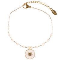 Bracelet composé d'une chaîne en acier doré surmontée de perles de couleur blanche et d'un pendant rond pavé d'émail de couleur blanche avec une étoile en acier doré surmontée d'un cristal. Fermoir mousqueton avec 3 cm de rallonge.