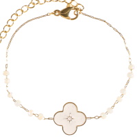 Bracelet composé d'une chaîne en acier doré surmontée de perles de couleur et d'un trèfle à quatre feuilles pavé d'émail. Fermoir mousqueton avec 4 cm de rallonge. 
