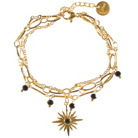Bracelet triple rangs composé d'une chaîne en acier doré, une chaîne avec une étoile en acier doré surmontée d'un cristal de couleur noire, et une chaîne en acier doré avec pampilles en perles de couleur noire. Fermoir mousqueton avec 3 cm de rallonge.