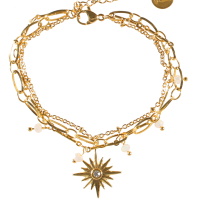 Bracelet triple rangs composé d'une chaîne en acier doré, une chaîne avec une étoile en acier doré surmontée d'un cristal, et une chaîne en acier doré avec pampilles en perles de couleur blanche. Fermoir mousqueton avec 3 cm de rallonge.