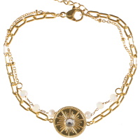 Bracelet double rangs composé d'une chaîne en acier doré avec perles de couleur blanche et d'une chaîne en acier doré avec une pastille ronde aux motifs de rayon surmontée d'un cristal. Fermoir mousqueton avec 3 cm de rallonge.