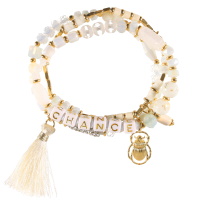 Lot de 3 bracelets élastiques composés de perles en métal doré, de perles de couleur blanche, de perles cylindriques en caoutchouc de couleur blanche, de cubes exprimant le mot CHANCE, d'un pompon en textile de couleur blanche et d'un scarabée en métal doré.