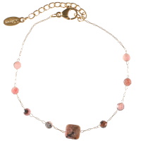 Bracelet composé d'une chaîne en acier doré surmonté de perles rondes de couleur rose et noire et d'une perle de forme carré de couleur rose et noire. Fermoir mousqueton avec 3 cm de rallonge.