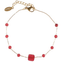 Bracelet composé d'une chaîne en acier doré surmonté de perles rondes de couleur rouge et d'une perle de forme carré de couleur rouge. Fermoir mousqueton avec 3 cm de rallonge.