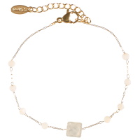 Bracelet composé d'une chaîne en acier doré surmonté de perles rondes de couleur blanche et d'une perle de forme carré de couleur nacrée. Fermoir mousqueton avec 3 cm de rallonge.
