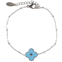 Bracelet composé d'une chaîne en acier argenté et d'un trèfle à quatre feuilles pavé d'émail de couleur bleue avec une étoile en acier argenté. Fermoir mousqueton avec 3 cm de rallonge.