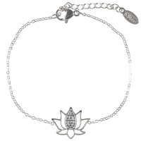 Bracelet composé d'une chaîne et d'une fleur de lotus en acier argenté pavée de strass. Fermoir mousqueton avec 3 cm de rallonge.