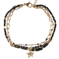 Bracelet triple rangs composé d'une chaîne en acier doré avec perles en émail de couleur noire, une chaîne avec un pendant étoile en acier doré et perles de couleur noire, ainsi qu'une chaîne de perles en acier doré, perles cylindriques en caoutchouc et des perles de couleur noire. Fermoir mousqueton avec3 cm de rallonge.