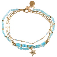 Bracelet triple rangs composé d'une chaîne en acier doré avec perles en émail de couleur turquoise, une chaîne avec un pendant étoile en acier doré et perles de couleur turquoise, ainsi qu'une chaîne de perles en acier doré, perles cylindriques en caoutchouc et des perles de couleur turquoise. Fermoir mousqueton avec3 cm de rallonge.