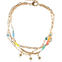 Bracelet triple rangs composé d'une chaîne en acier doré, une chaîne en acier doré avec 3 perles multicolores, ainsi qu'une chaîne avec pampilles étoiles en acier doré et des perles multicolores. Fermoir mousqueton avec 3 cm de rallonge.