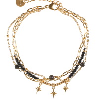 Bracelet triple rangs composé d'une chaîne en acier doré, une chaîne en acier doré avec 3 perles de couleur noire, ainsi qu'une chaîne avec pampilles étoiles en acier doré et des perles de couleur noire. Fermoir mousqueton avec 3 cm de rallonge.