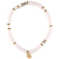 Bracelet élastique composé d'un fil nylon avec des perles cylindriques en acier doré, des perles cylindriques en pierre de couleur blanche et des tubes de couleur blanche.