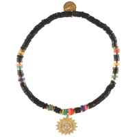 Bracelet élastique composé de perles heishi en acier doré et en caoutchouc multicolore et d'un pendant en forme de soleil en acier doré.