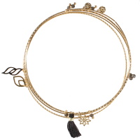 Lot de 4 bracelets joncs fins avec pendants pastilles rondes martelées, feuille et fleur en acier doré, une feuille en acier doré pavée d'émail de couleur noire, pompon en textile et perles de couleur noire.