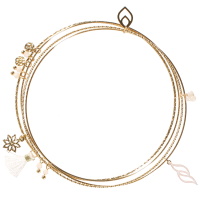 Lot de 4 bracelets joncs fins avec pendants pastilles rondes martelées, feuille et fleur en acier doré, une feuille en acier doré pavée d'émail de couleur blanche, pompon en textile et perles de couleur blanche.