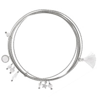 Lot de 7 bracelets joncs fins avec pendants en acier argenté, une étoile en acier argenté pavée d'émail de couleur blanche, un cabochon blanc, un pompon en textile et perles de couleur blanche.