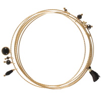 Lot de 7 bracelets joncs fins avec pendants en acier doré, une étoile en acier doré pavée d'émail de couleur noire, un cabochon noir, un pompon en textile et perles de couleur noire.