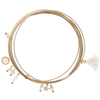 Lot de 7 bracelets joncs fins avec pendants en acier doré, une étoile en acier doré pavée d'émail de couleur blanche, un cabochon blanc, un pompon en textile et perles de couleur blanche.