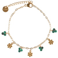 Bracelet composé d'une chaîne et de pampilles en forme de fleur en acier doré et de pampilles de 3 perles d'imitation malachite. Fermoir mousqueton avec 3 cm de rallonge.