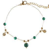 Bracelet composé d'une chaîne et de pastilles rondes martelées en acier doré et de perles d'imitation malachite. Fermoir mousqueton avec 3 cm de rallonge.