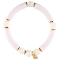 Bracelet élastique composé de perles cylindriques en acier doré, tubes en matière synthétique de couleur blanche et des perles de couleur blanche.