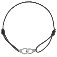 Bracelet composé d'un cordon élastique en coton de couleur noir et d'une paire de menottes en acier argenté.