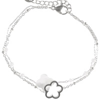 Bracelet double rangs composé d'une chaîne avec une fleur en acier argenté, ainsi qu'une chaîne en acier argenté avec des perles de couleur blanche et un trèfle à 4 feuilles en nacre. Fermoir mousqueton avec 3 cm de rallonge.
