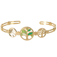 Bracelet jonc ouvert rigide avec médaillons gravés d'une étoile et trois médaillons représentant un arbre de vie en acier doré dont un pavé d'émail de couleur vert.