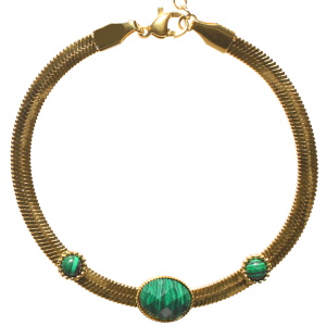 Bracelet composé d'une chaîne maille serpent en acier doré surmonté de deux cabochons et d'une pierre de malachite d'imitation sertie clos. Fermoir mousqueton avec 3 cm de rallonge.